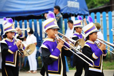 CHIANG MAI, THAILAND - 3 Temmuz 2017: Öğrenci Okul Yürüyüşü Grubu, Budizm Yürüyüşü 'nün yayınlanması için tapınağa bağış yaptıkları için festivale katıldı..