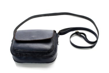 Beyaz arka planda izole edilmiş deri omuz çantası