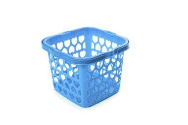 Beyaz arkaplanda izole edilmiş mavi plastik sepet
