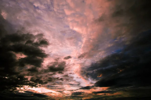 Der Himmel Ist Der Dämmerung Mit Schwarzen Wolken Bedeckt — Stockfoto