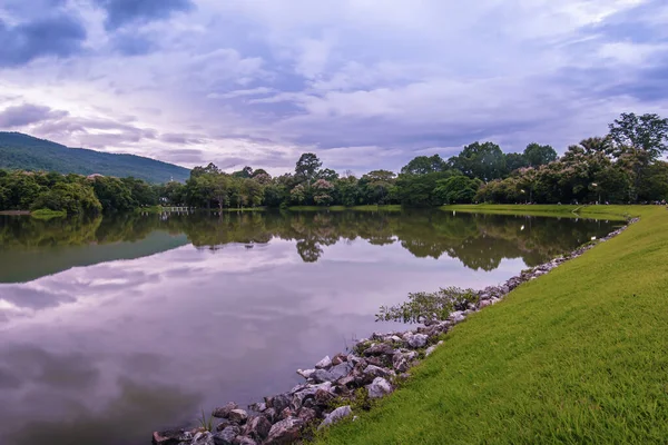 Landschaft Des Stausees Mit Bergen Hintergrund — Stockfoto