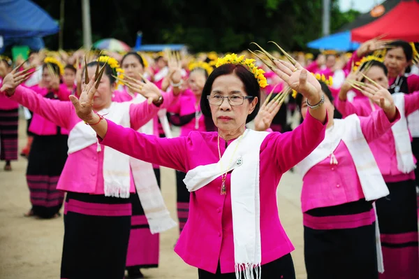チエンマイ 7月3日 仏教を出版するための寺院にお金を寄付するためのタイ祭り 2017年7月3日にチェンマイ県で女性が礼拝に踊る — ストック写真