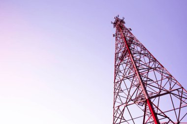 Antenli telekomünikasyon kuleleri