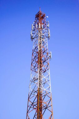 Telekomünikasyon kulesi anten mavi gökyüzünde