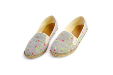 beyaz arkaplanda düz ayakkabılar