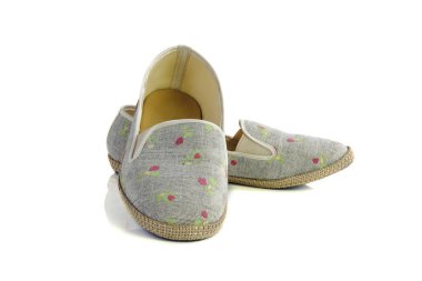 beyaz arkaplanda düz ayakkabılar