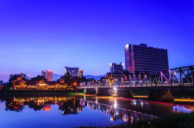 Alacakaranlık gökyüzü ile demir köprü, Tayland 'da Chiangmai