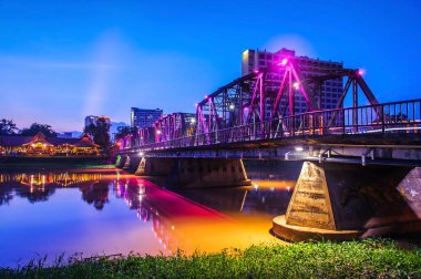 Alacakaranlık gökyüzü ile demir köprü, Tayland 'da Chiangmai