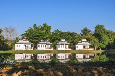 Mavi gökyüzünün altındaki villa
