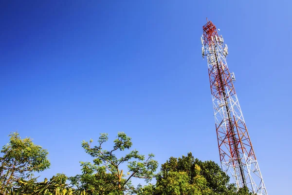 Torre Telecomunicaciones Antena Cielo Azul —  Fotos de Stock