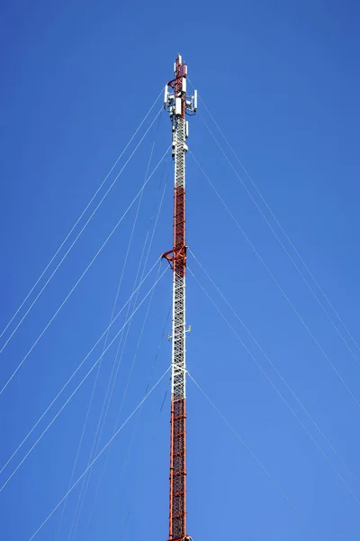 Torre Telecomunicaciones Antena Cielo Azul —  Fotos de Stock