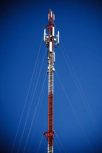 Torre Telecomunicaciones Antena Cielo Azul —  Fotos de Stock