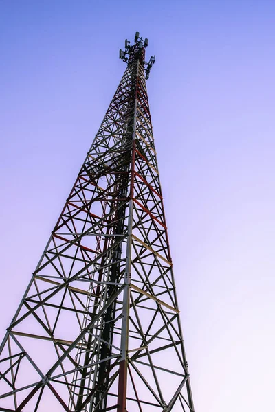 Wieża Telekomunikacyjna Antenami Niebieskim Niebem — Zdjęcie stockowe