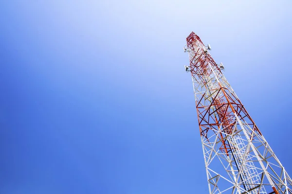 Torre Telecomunicaciones Con Antenas Con Cielo Azul —  Fotos de Stock