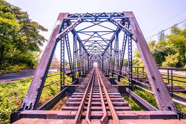 Demiryolu demir köprüsünün manzarası