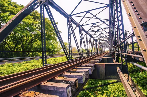 Demiryolu demir köprüsünün manzarası