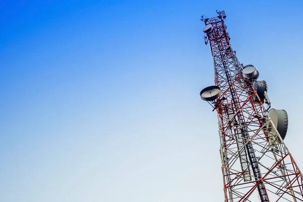 Torres Telecomunicaciones Con Antenas Cielo Azul —  Fotos de Stock