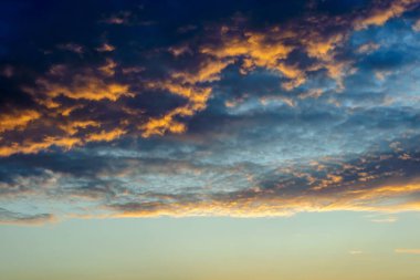 Gün batımında bulutlu gökyüzü