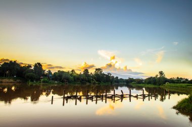 Mavi gökyüzü ile nehirde güzel bir gün batımı