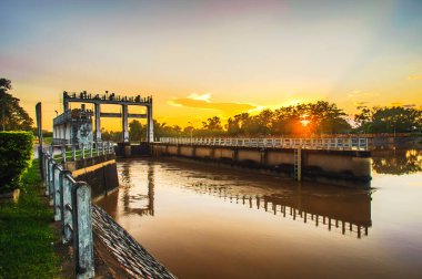 Gün batımı Weir, Tayland 'ın Chiang Mai bölgesinde..