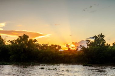 Nehirde güzel bir gün batımı