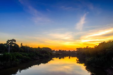 Nehirde renkli gün batımı