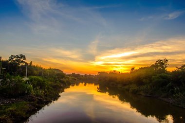 Nehirde renkli gün batımı