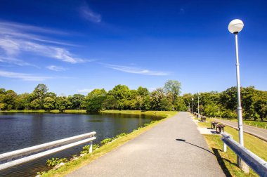 Mavi gökyüzünün altındaki rezervuar ve etrafta dolaşır