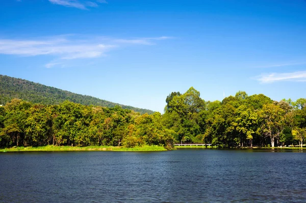 Stausee Unter Blauem Himmel Mit Bergkulisse — Stockfoto