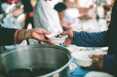 Dilenme konsepti: yoksulların elleri açlıktan kurtulmak için yiyecek bağışlarını bekliyor