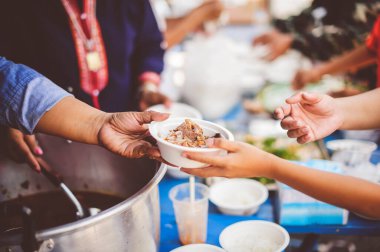 Dilenme konsepti: yoksulların elleri açlıktan kurtulmak için yiyecek bağışlarını bekliyor