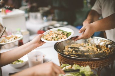 Yoksulları bir dilencinin ellerine vermek: Yoksulluk konseptine yemek vermek