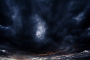 Yağmurdan önce kara bulutlu gökyüzü