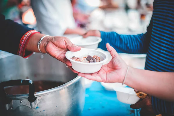 Donar Alimentos Las Personas Sociedad Las Manos Los Pobres Reciben — Foto de Stock