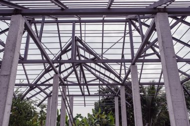 Çelikten yapılma bir yapı. Evin çatısının ağırlığını taşıyabilmek için..