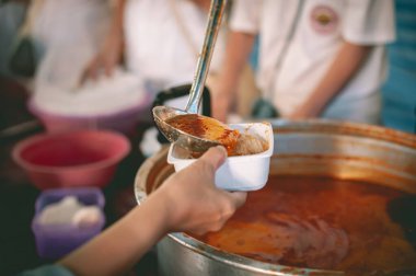 Yoksulluk kavramının fakirleri beslemesi, yoksulların elleri donörün payından yiyecek alır.