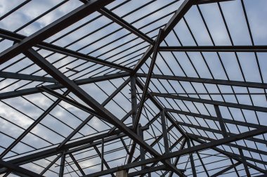 Çelikten yapılma bir yapı. Evin çatısının ağırlığını taşıyabilmek için..