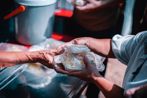 Yoksulluk kavramının fakirleri beslemesi, yoksulların elleri donörün payından yiyecek alır.