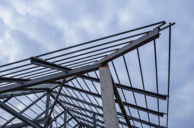 Çelikten yapılma bir yapı. Evin çatısının ağırlığını taşıyabilmek için..