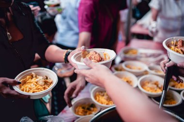 Açlığı hafifletmek için evsiz insanları beslemeye yardım edin. yoksulluk kavramı