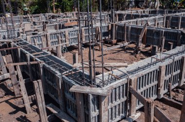 Yapısal kereste, binanın dayanıklılığını sağlamak için içine çelik çubuklar yerleştirilir..