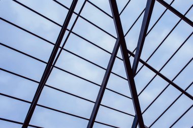 Çelikten yapılma bir yapı. Evin çatısının ağırlığını taşıyabilmek için..