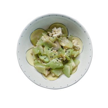 Chayote Kızartması yumurta ve soğanla karıştırılır, üstüne beyaz ve siyah susam tohumları eklenir..