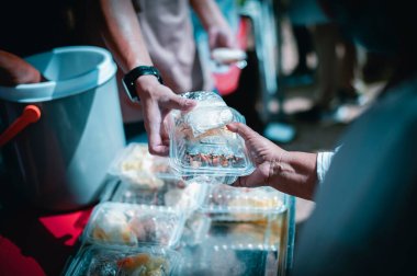 Yoksulluk kavramının fakirleri beslemesi, yoksulların elleri donörün payından yiyecek alır.