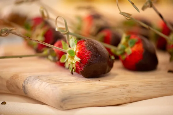 Chocolate Covered Strawberries on  Wood Carving Board — Stock Photo, Image