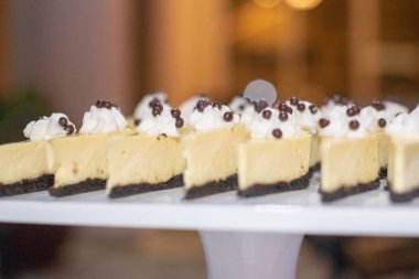 Tatlı barında beyaz servis tabağında harika cheesecake dilimleri