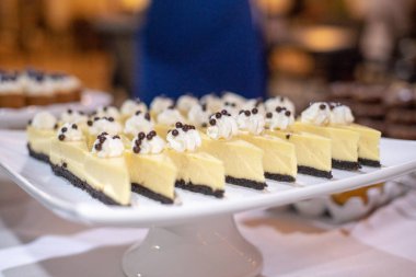 Tatlı barında beyaz servis tabağında harika cheesecake dilimleri