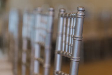 Gümüş Chiavari sandalyeleri düğün resepsiyonunda