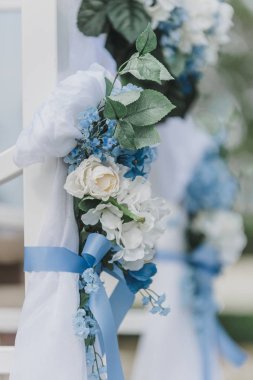 Mavi, beyaz ve mavi çiçekli beyaz düğün kemeri.