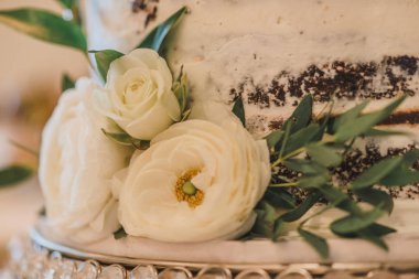 Beyaz güllü beyaz çıplak pasta. Yaklaş.